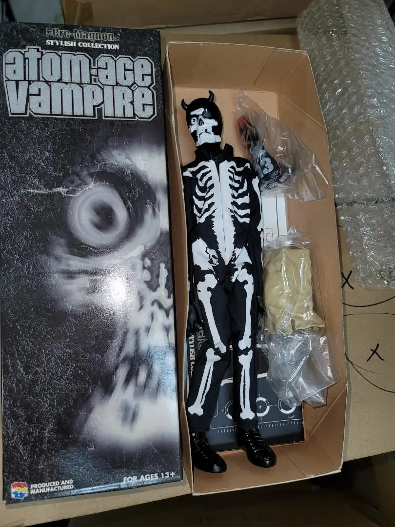 Medicom Atom-Ace Vampire Balzac 1/6 Action Figure Black 斷手斷腳斷肢 1