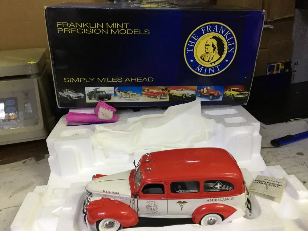 Franklin Mint 1/24 1946 Chevy Suburban Ambulance (Buy) 1