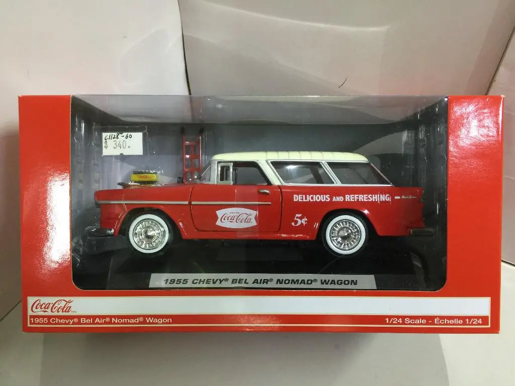 Motorcity 1/24 Coca Cola 1955 Chevy Bel Air Nomad Wagon With Metal Handcart And 2 Bottle Cases (424110) (24110) (C1128-60) 1