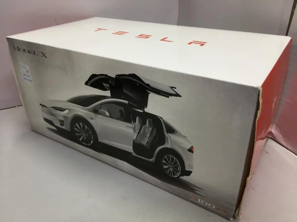 Tesla Model X P100d 1/18 (25727) (Pa0) 1