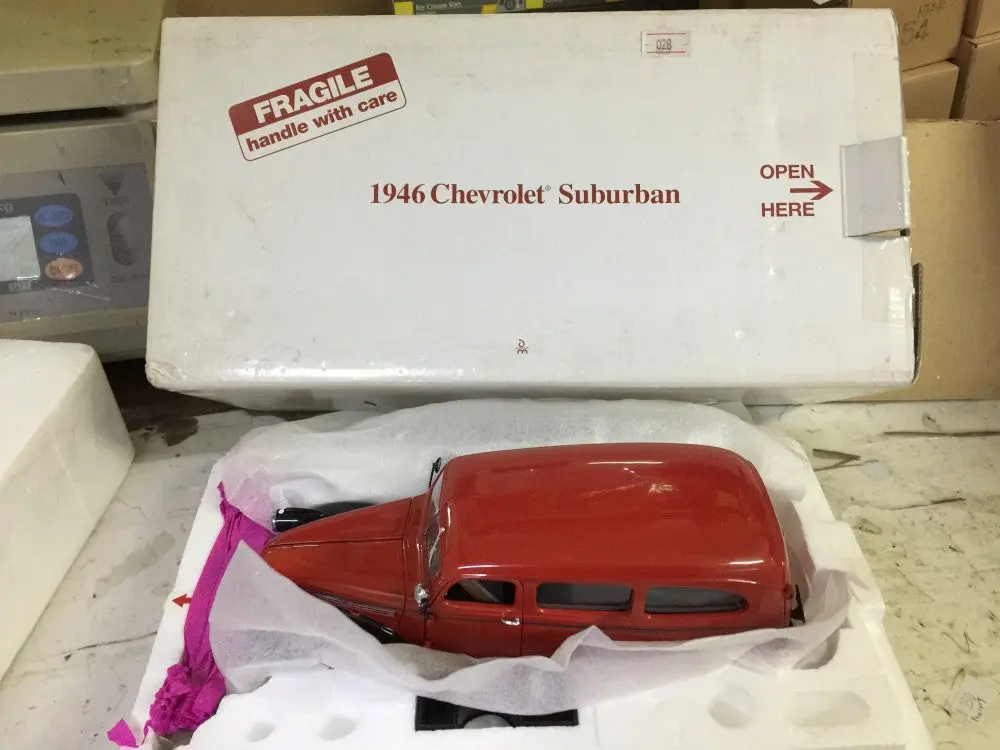 Danbury Mint 1/24 1946 Chevrolet Suburban Red (Buy) 1