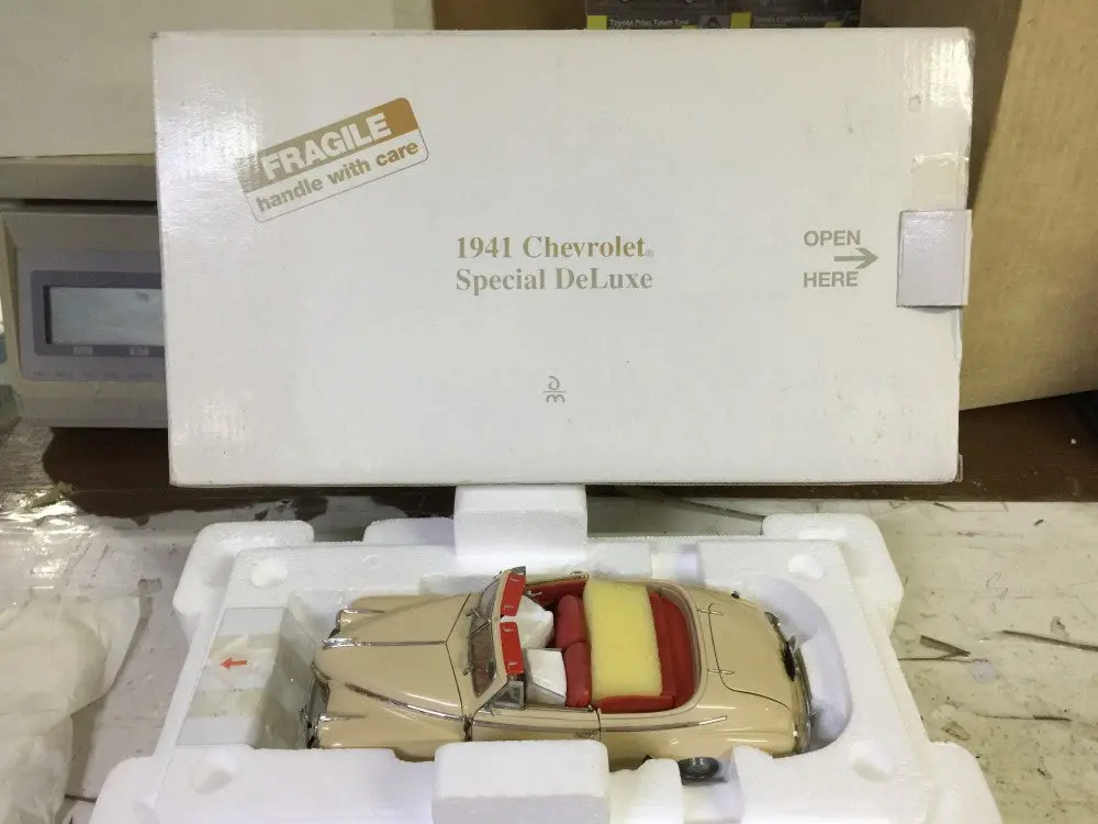 Danbury Mint 1/24 1941 Chevrolet Special Deluxe Cream (Buy) 1