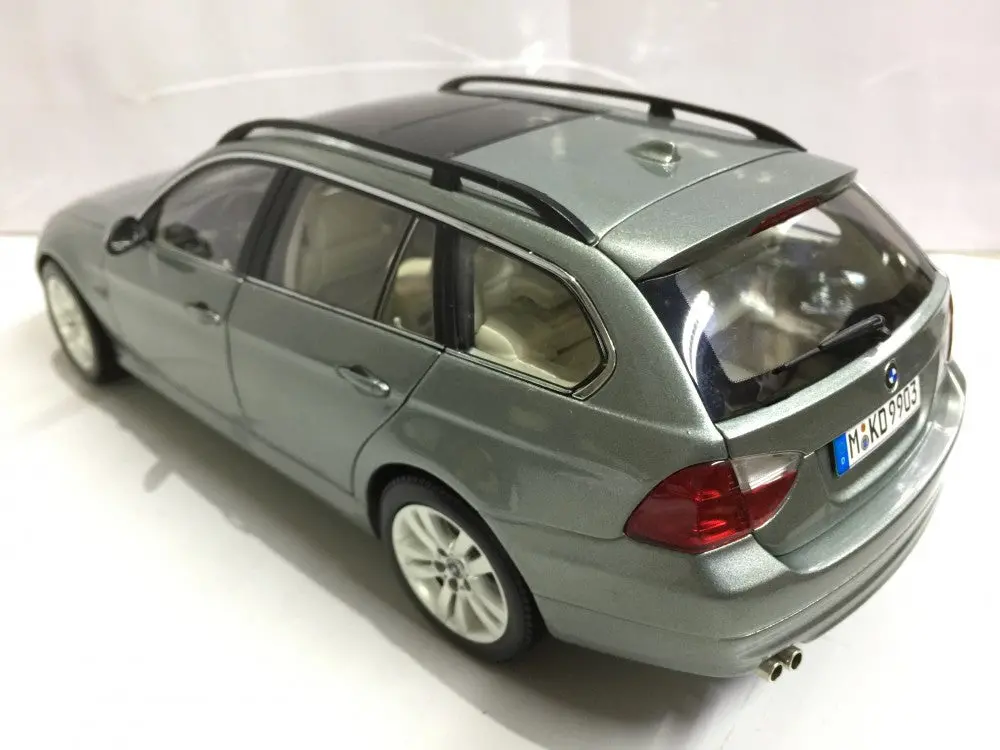 Kyosho 1/18 Bmw 330I Touring Green (80430394359) (Piu170) 1