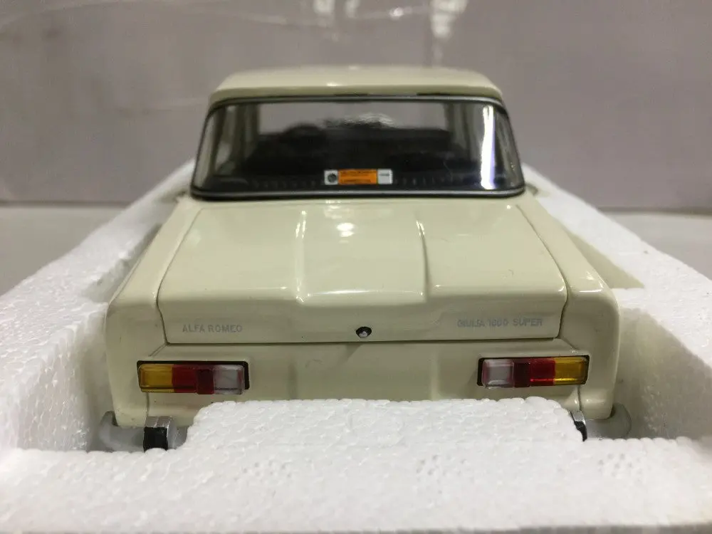 Minichamps 1/18 Alfa Romeo Giulia Super 1970 White (04738) (Buy) 2