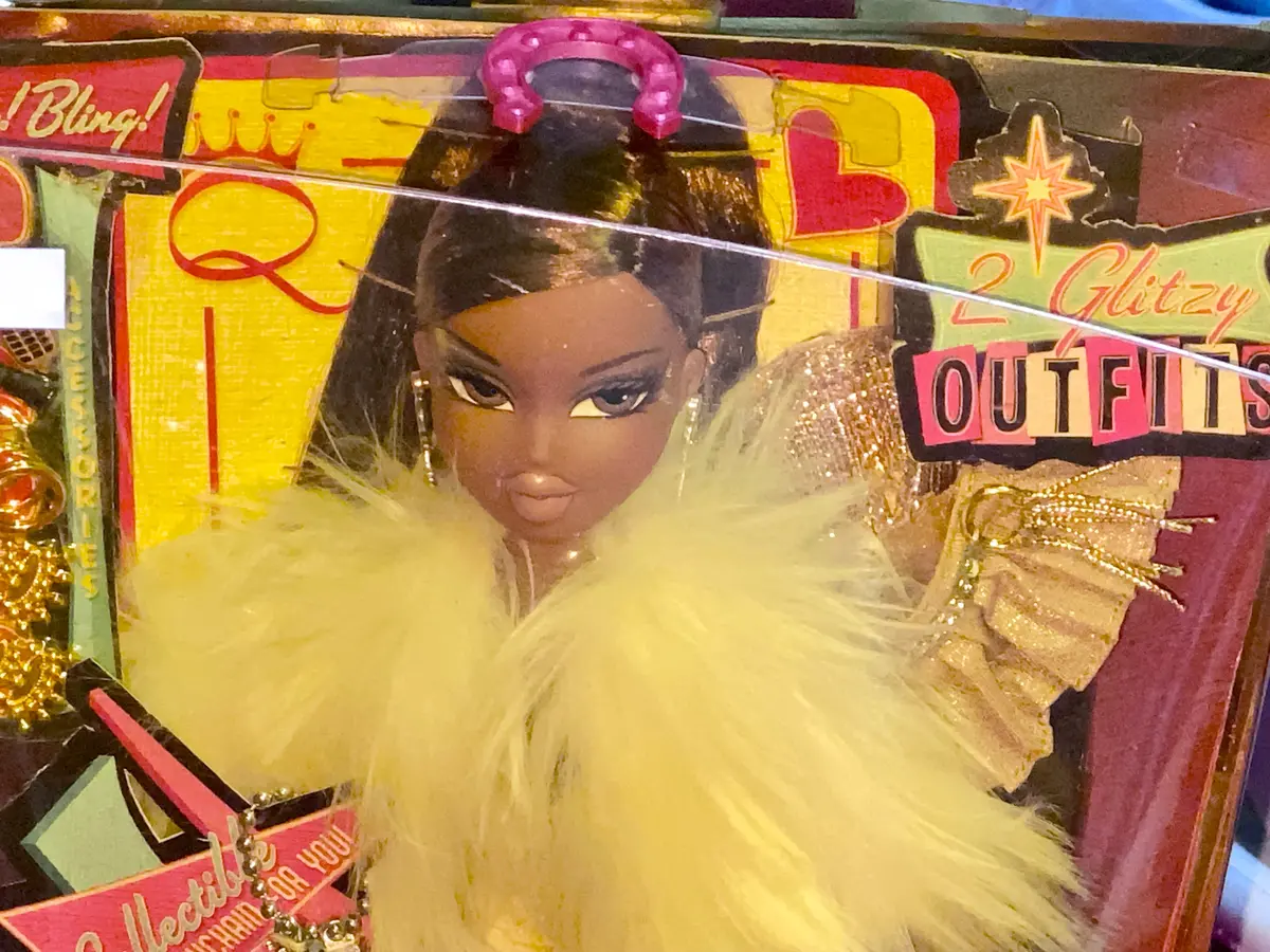 C1205 Mga 29209 Welcome To Fabulous Bratz Starring # Sasha Doll (2 Glitzy Outfits) Collectible Vegas Keychain 2