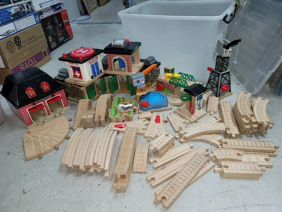 Thomas Wooden Wood  Railway Building Track Set 1