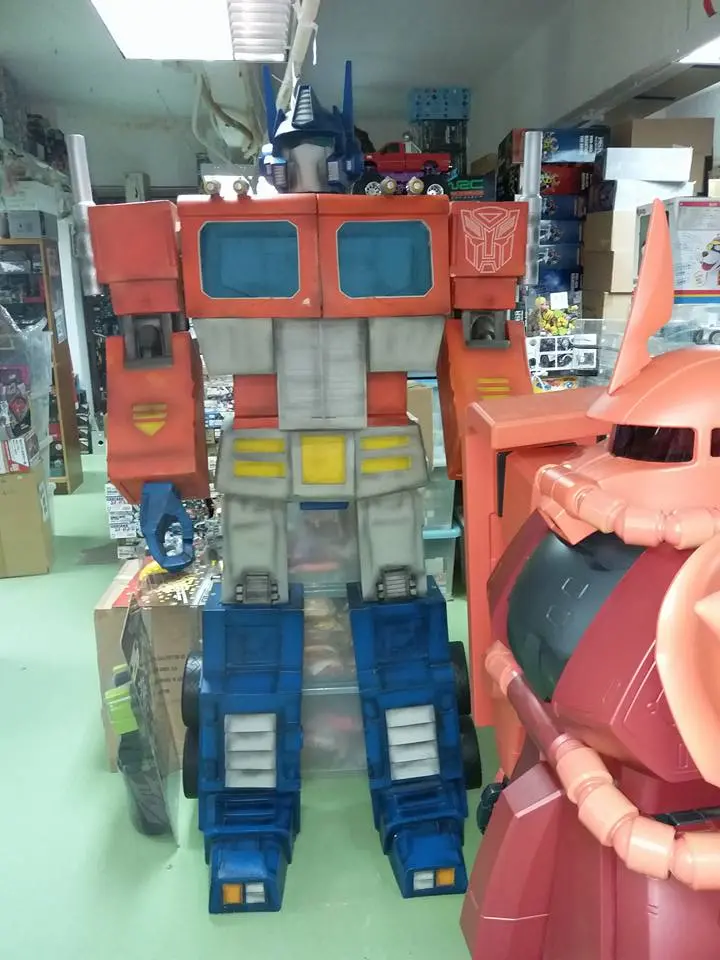 Huge Gaint Optimus Prime Hasbro Limited Edition 1