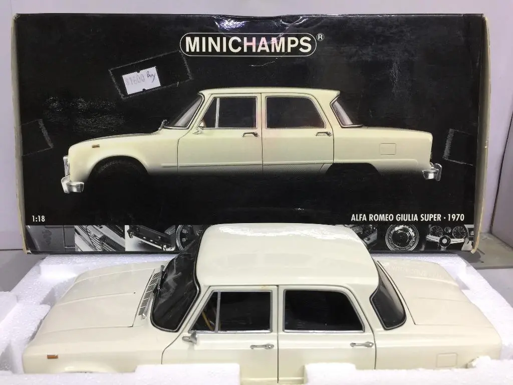 Minichamps 1/18 Alfa Romeo Giulia Super 1970 White (04738) (Buy) 1